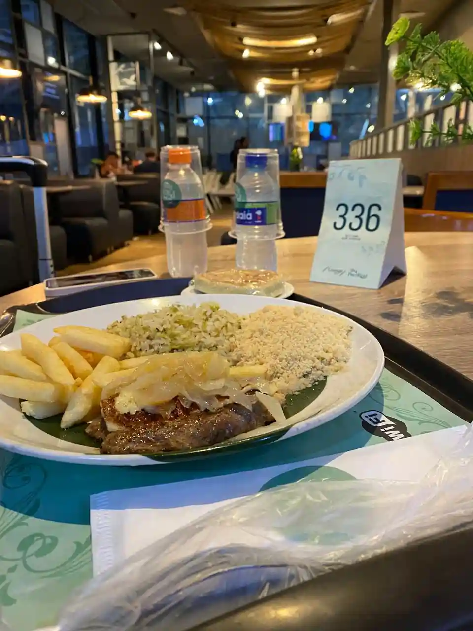 Prato de carne de sol com fritas, arroz e farofa no restaurante Paço Real, aeroporto de Recife, consumido com o crédito do LoungeKey
