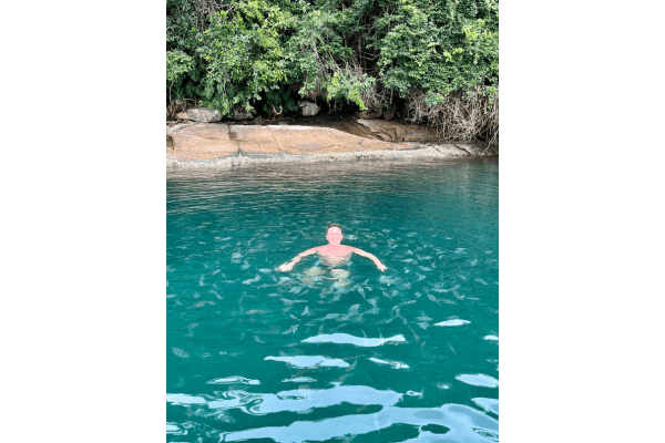 Ilha dos Mantimentos em Paraty com praia deserta