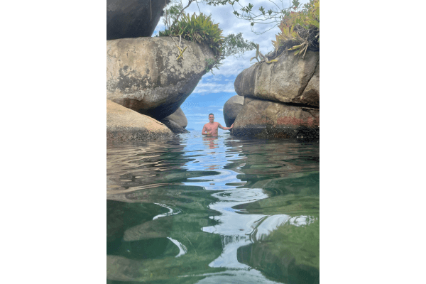 Piscina natural do Caxadaço em Trindade com águas cristalinas