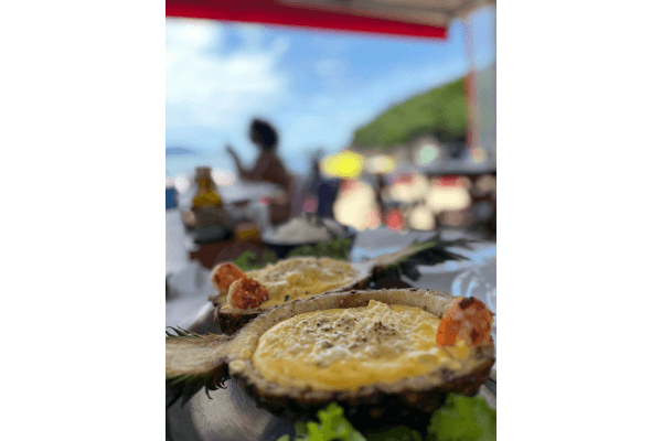 Almoço no Restaurante Nascer do Sol na Praia dos Ranchos, Paraty
