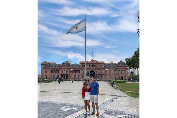 Casal em frente à Casa Rosada em Buenos Aires, Argentina Casal de brasileiros em frente à Casa Rosada em Buenos Aires, Argentina