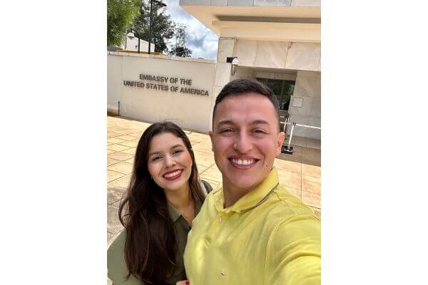 Casal tirando o visto americano em Brasília em 2026
