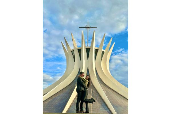 Catedral de Brasília com seus vitrais coloridos, ponto turístico imperdível no roteiro de 3 dias