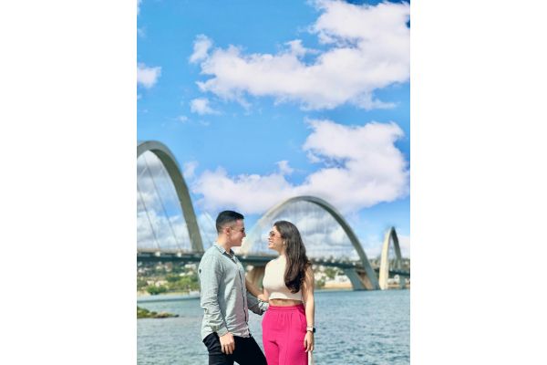 Ponte JK sobre o Lago Paranoá em Brasília com seus três arcos icônicos