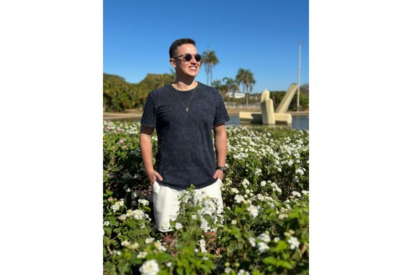 Praça dos Cristais em Brasília com espelhos d'água e esculturas modernistas