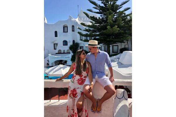 Casal na Casa Pueblo em Punta del Este, construção branca do artista Carlos Páez Vilaró no Uruguai