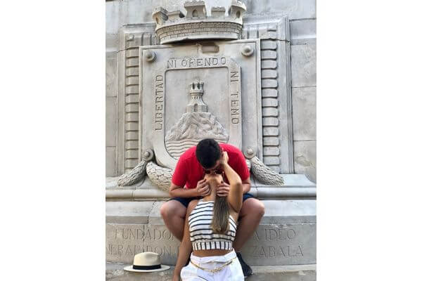Casal na Plaza Independencia em Montevidéu, Uruguai