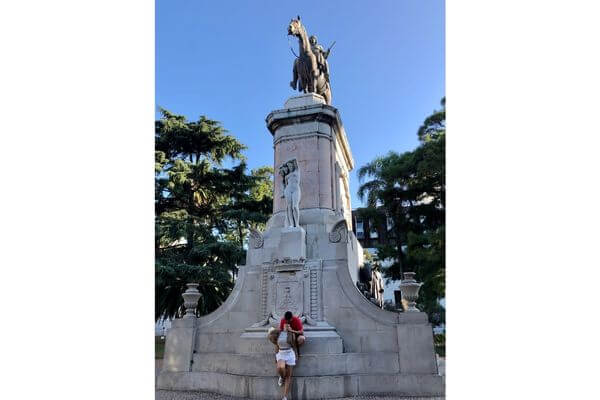 Casal na Plaza Independencia com a estátua equestre de Artigas ao fundo em Montevidéu