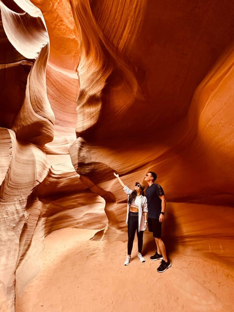 Interior do Antelope Canyon no Arizona com luz natural criando formas e cores nas paredes de arenito