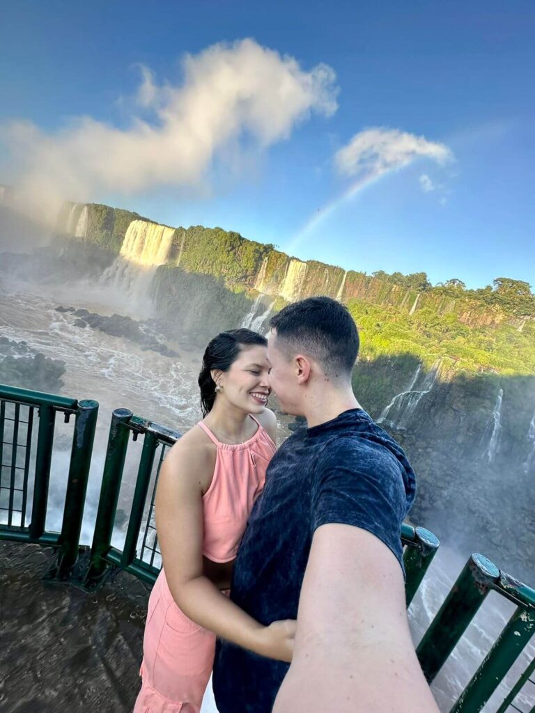 Casal nas Cataratas do Iguaçu ao amanhecer — roteiro Foz do Iguaçu 4 dias