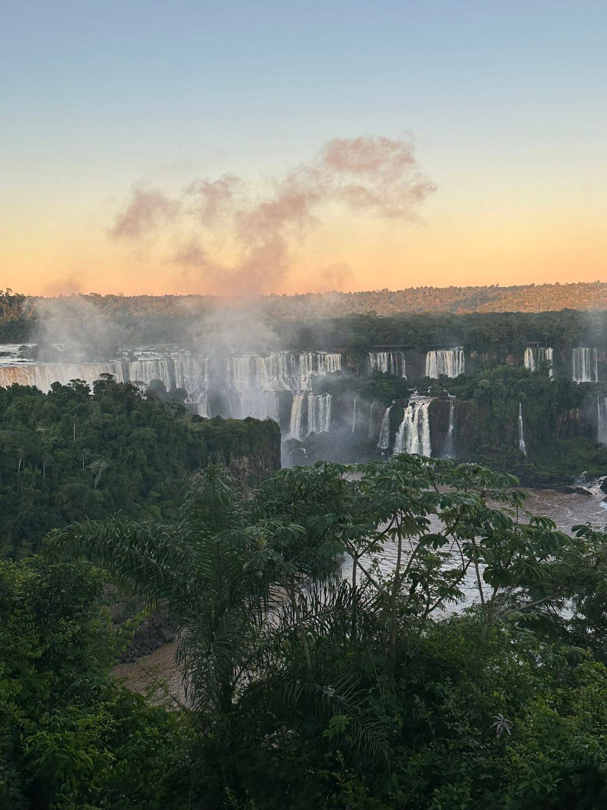 Cataratas do Iguaçu ao amanhecer, atração imperdível para incluir no roteiro Foz do Iguaçu 4 dias.