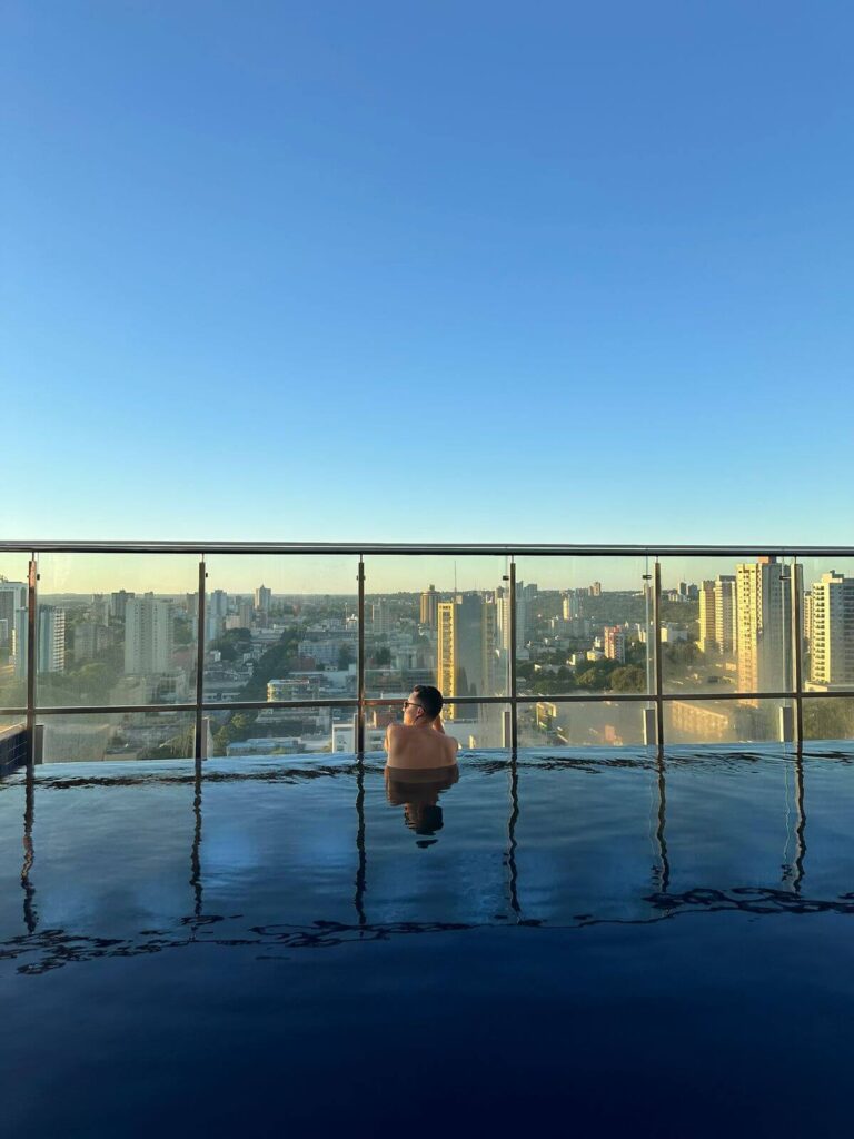 Piscina rooftop do Hotel Viale Tower em Foz do Iguaçu
