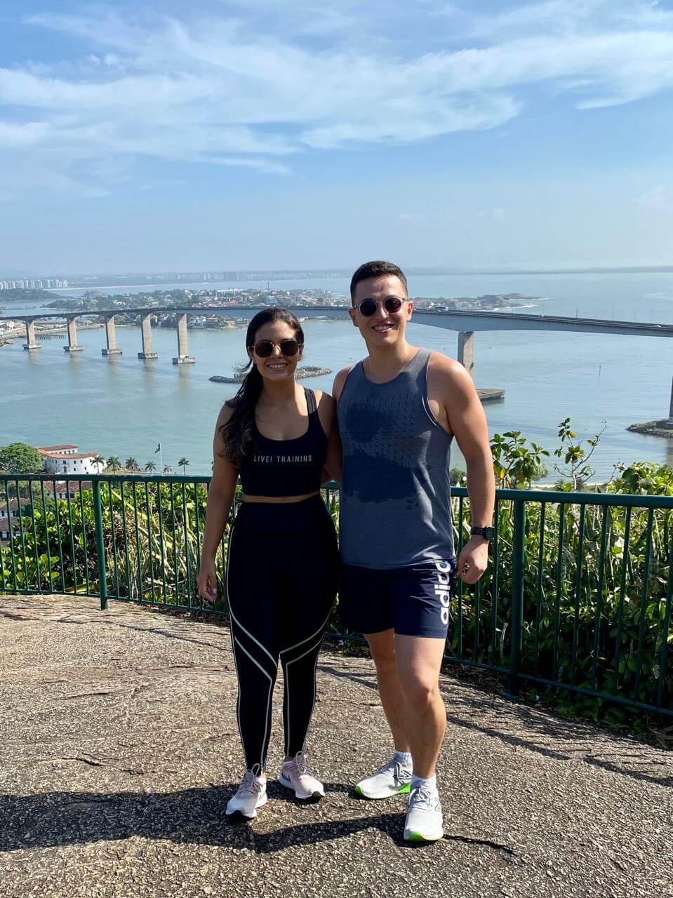 Casal no Convento da Penha em Vila Velha com vista para a Terceira Ponte e Vitória ES ao fundo