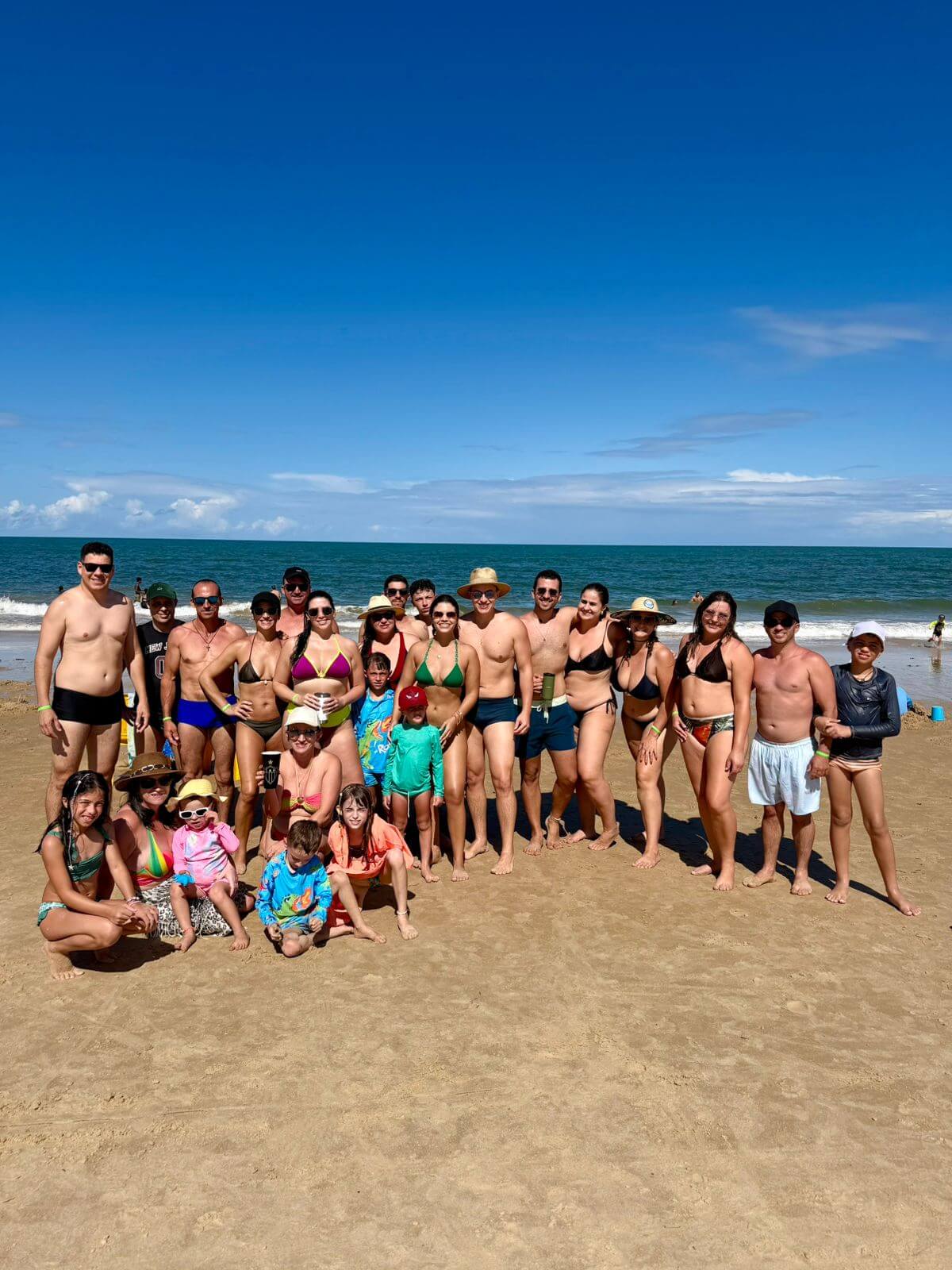 Família reunida na Praia de Taperapuã em Porto Seguro, Bahia