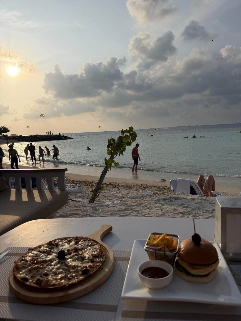 Pizza e hambúrguer no jantar ao pôr do sol com vista para a praia do Arena Beach Hotel em Maafushi