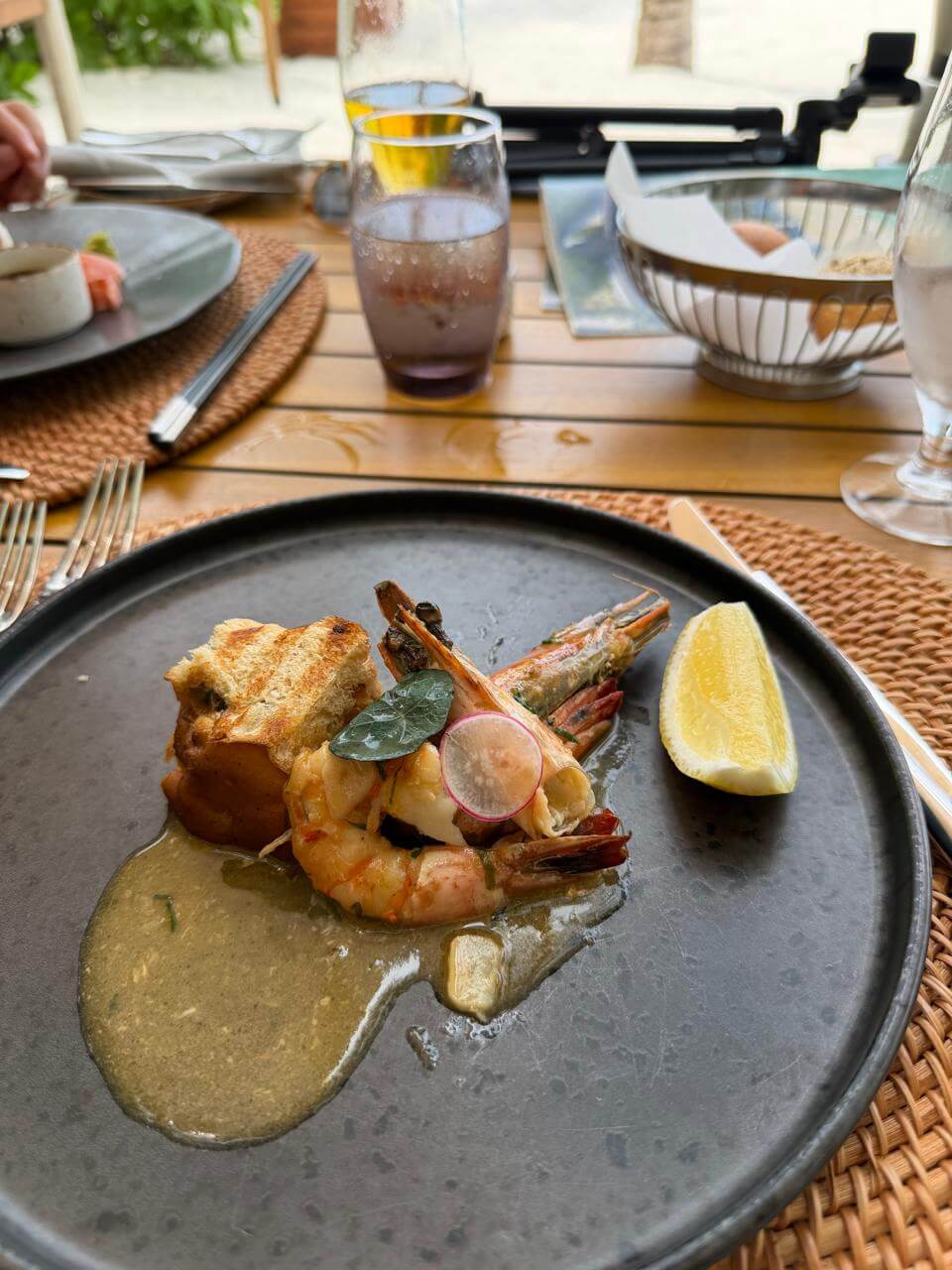 Entrada de camarão tigre grelhado servida no restaurante Latitude 5.5 do Kuredhivaru Resort nas Maldivas