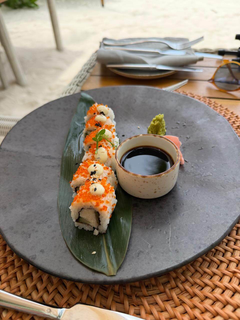 Uramaki com ovas de peixe servido no restaurante Latitude 5.5 do Kuredhivaru Resort nas Maldivas