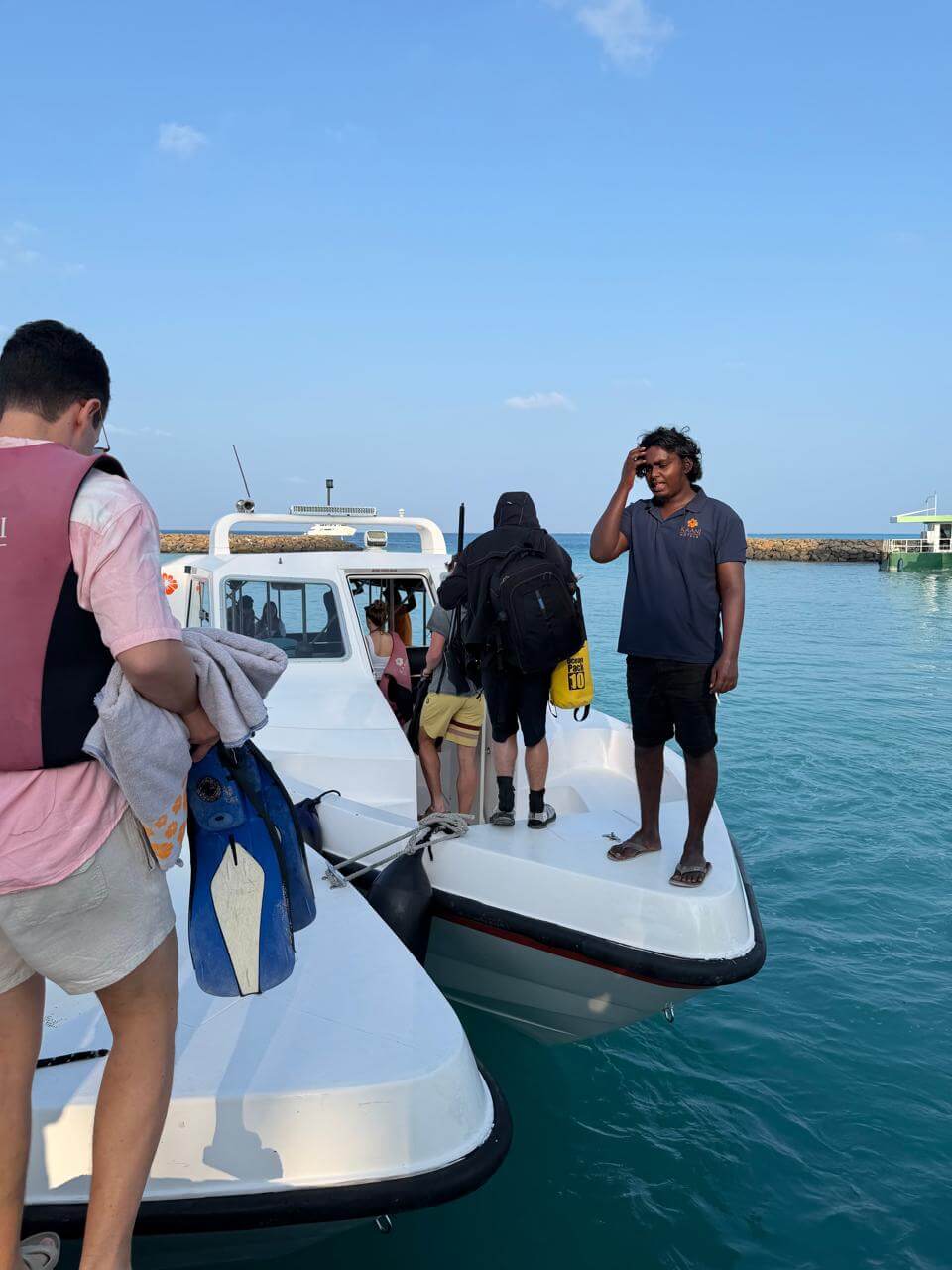 Embarque na lancha para o passeio de ilhas saindo de Maafushi nas Maldivas