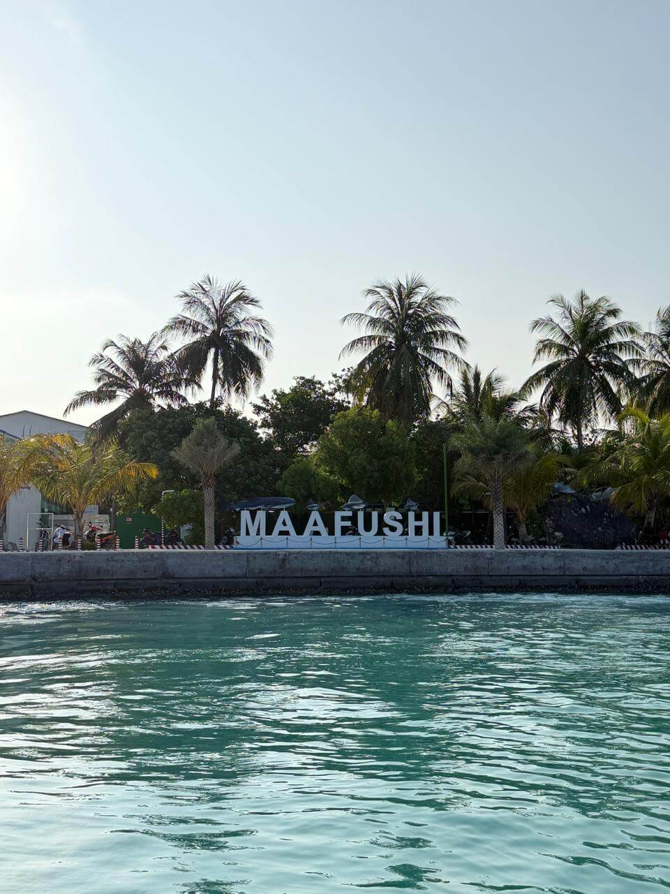 Letreiro de Maafushi na ilha local das Maldivas