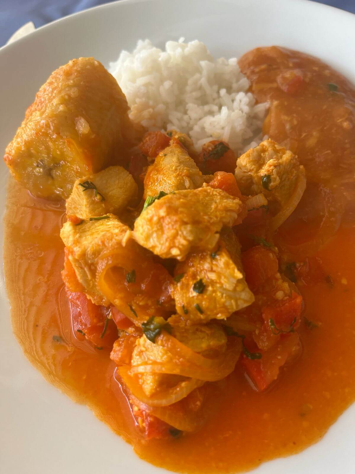 Prato de moqueca capixaba servida em panela de barro em Vitória ES