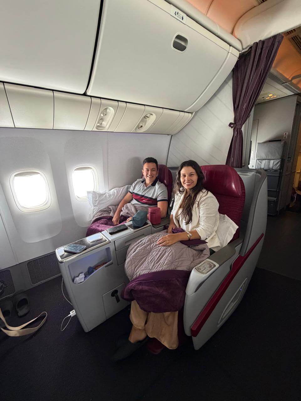 Assento da classe executiva da Qatar Airways no voo de Doha para São Paulo na volta das Maldivas