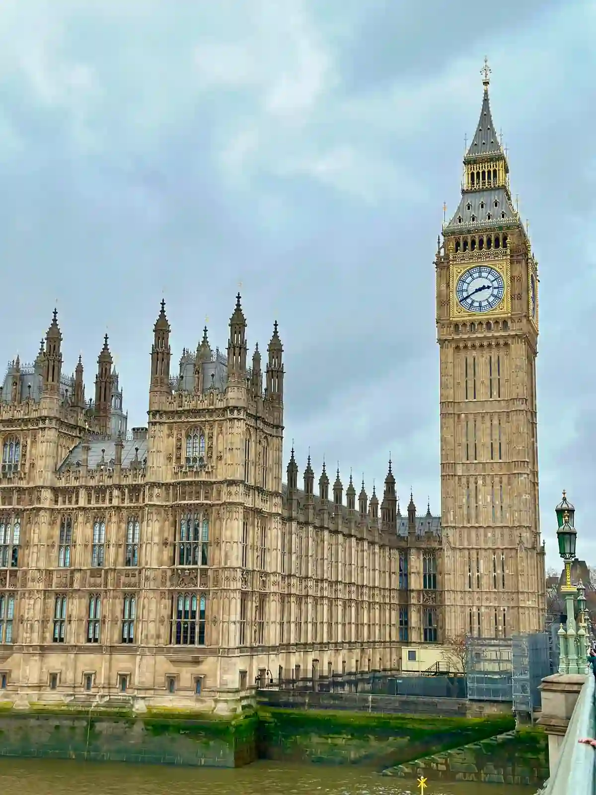 Big Ben e o Palácio de Westminster vistos da margem do Rio Tâmisa em Londres