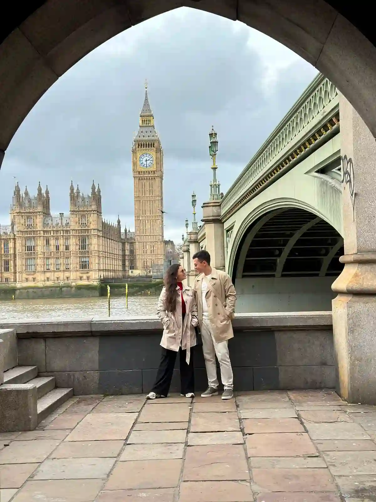 Casal se olhando em frente ao Big Ben e ao Palácio de Westminster em Londres