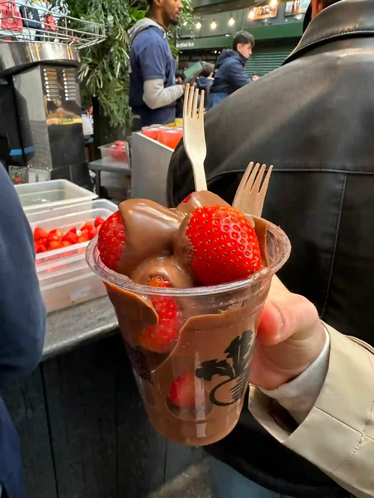 Morango com chocolate do Turnips Borough no Borough Market em Londres
