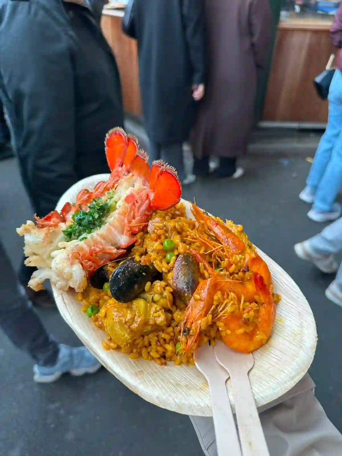 Paella com frutos do mar servida no Borough Market durante escala em Londres