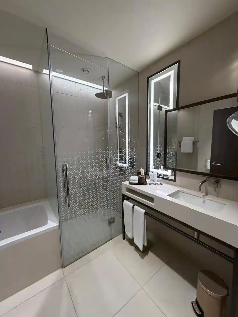 Banheiro do Alwadi Hotel Doha MGallery Collection, com banheira e box de vidro