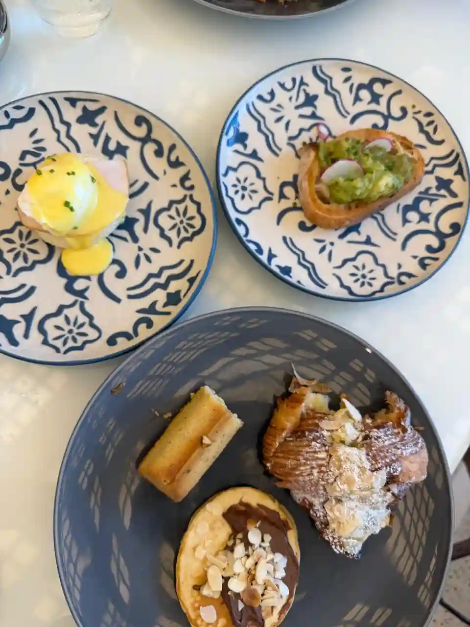 Café da manhã do Fairmont Doha, com ovos benedict e pastelaria