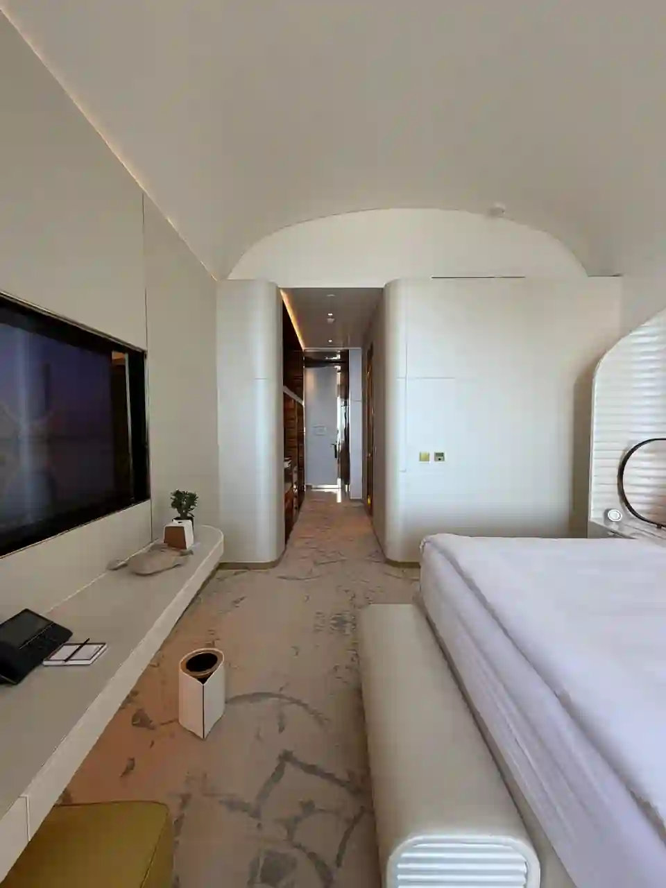 Detalhe do quarto do Fairmont Doha, com TV e acabamento de luxo