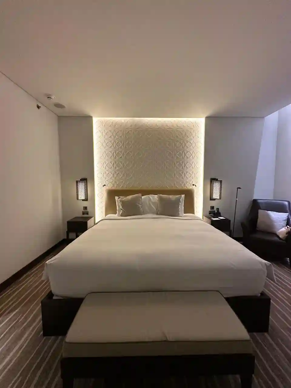 Quarto do Alwadi Hotel Doha MGallery Collection, com cabeceira iluminada e decoração moderna