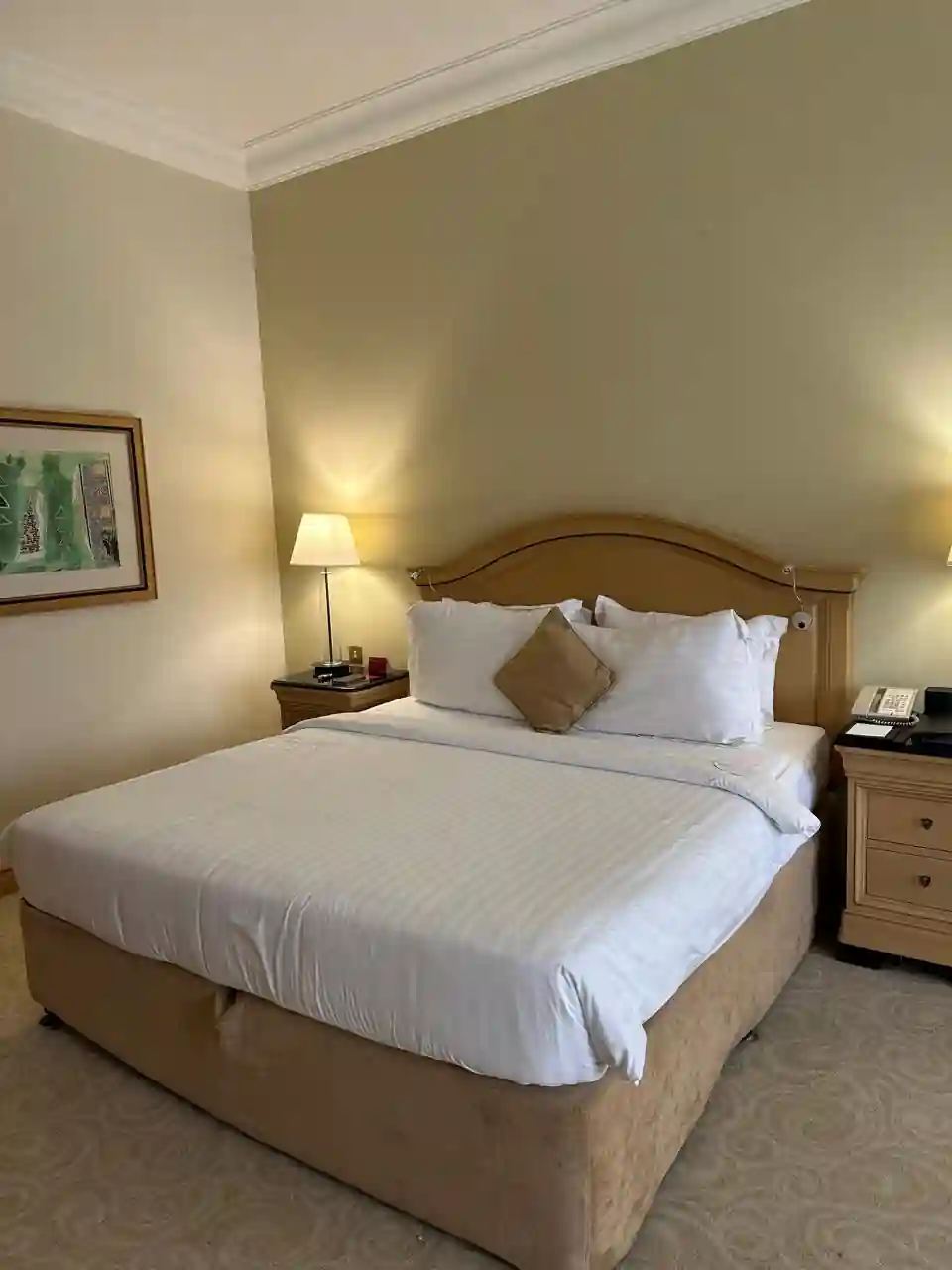 Quarto do hotel Mövenpick Doha, com cama de casal e decoração clássica