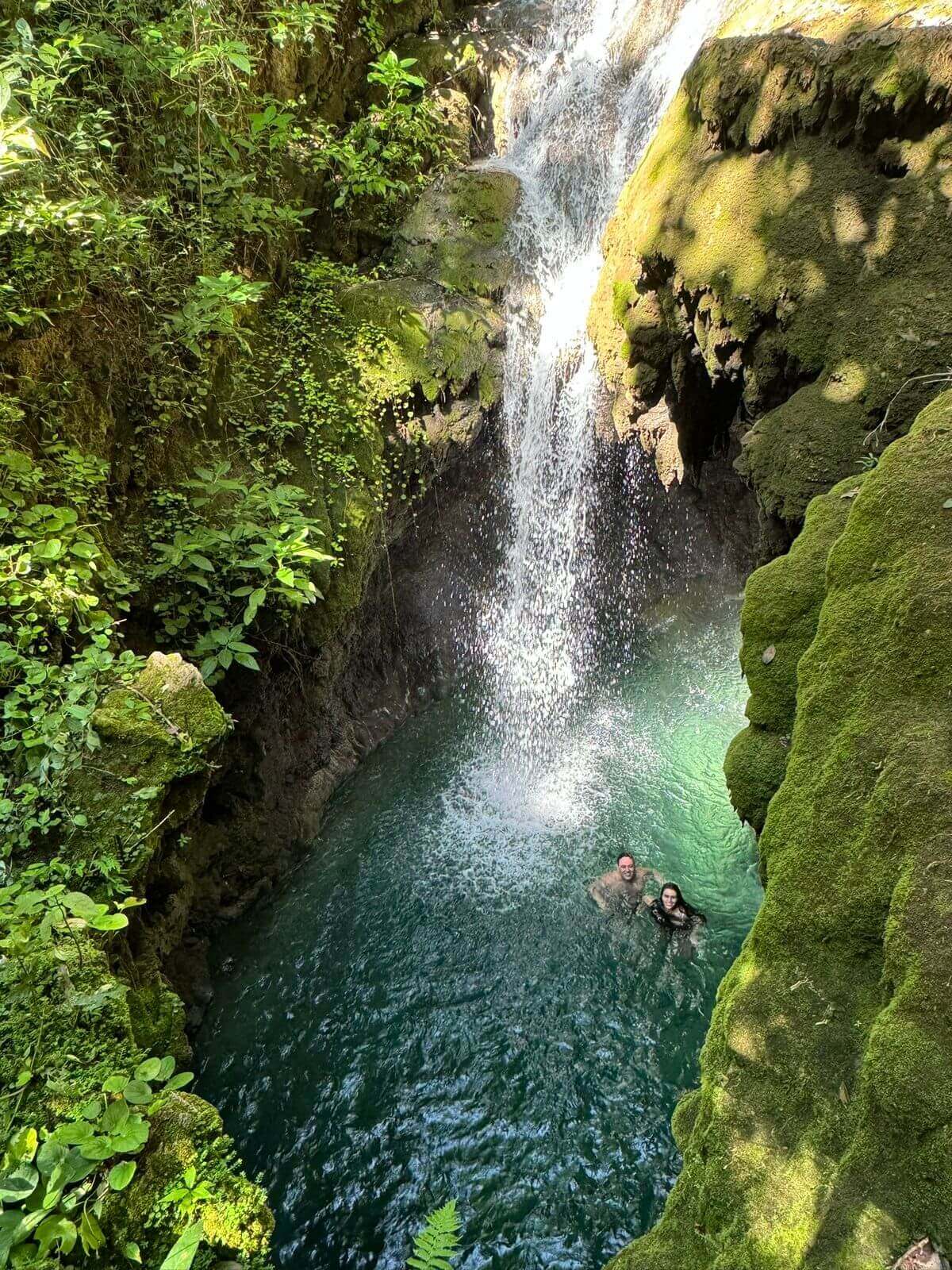 Cachoeira na trilha da Boca da Onça em Bonito MS