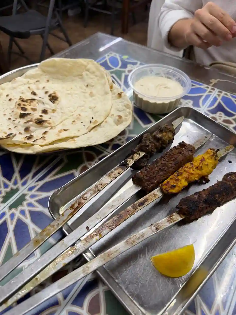Churrasco árabe (kafta) com pão árabe servido em restaurante local no Souq Waqif, Doha