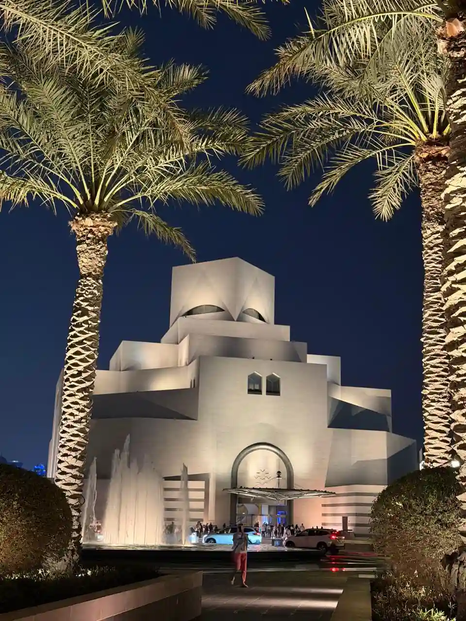 Fachada do Museu de Arte Islâmica iluminada à noite em Doha, Catar