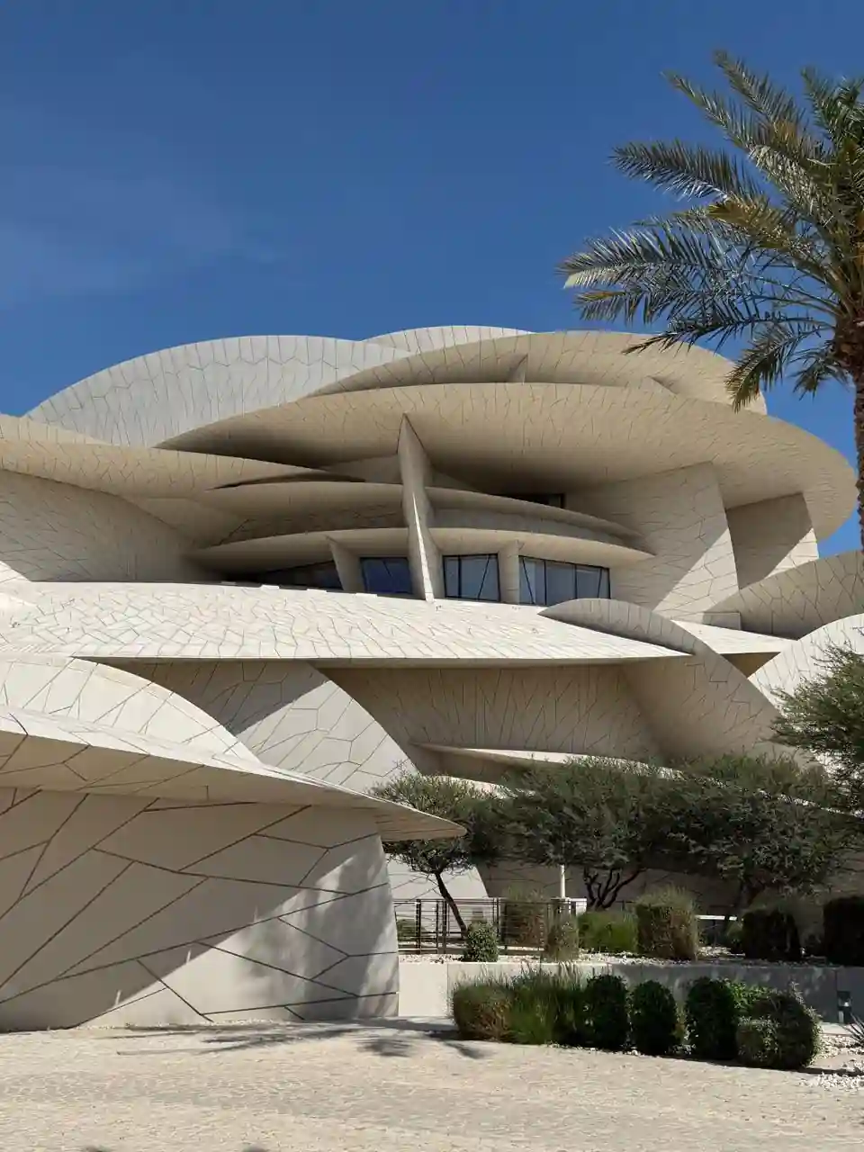 Fachada do Museu Nacional do Catar inspirada na rosa do deserto, em Doha