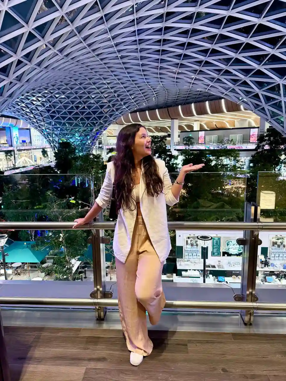 Mulher admirando a vista para The Garden no Aeroporto Internacional Hamad de Doha