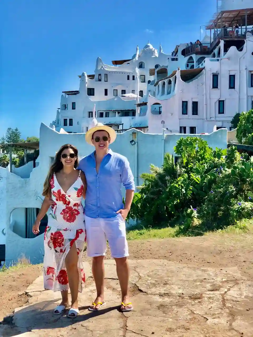 Casal em frente à Casa Pueblo em Punta del Este, Uruguai, um dos destinos pra viajar sem passaporte