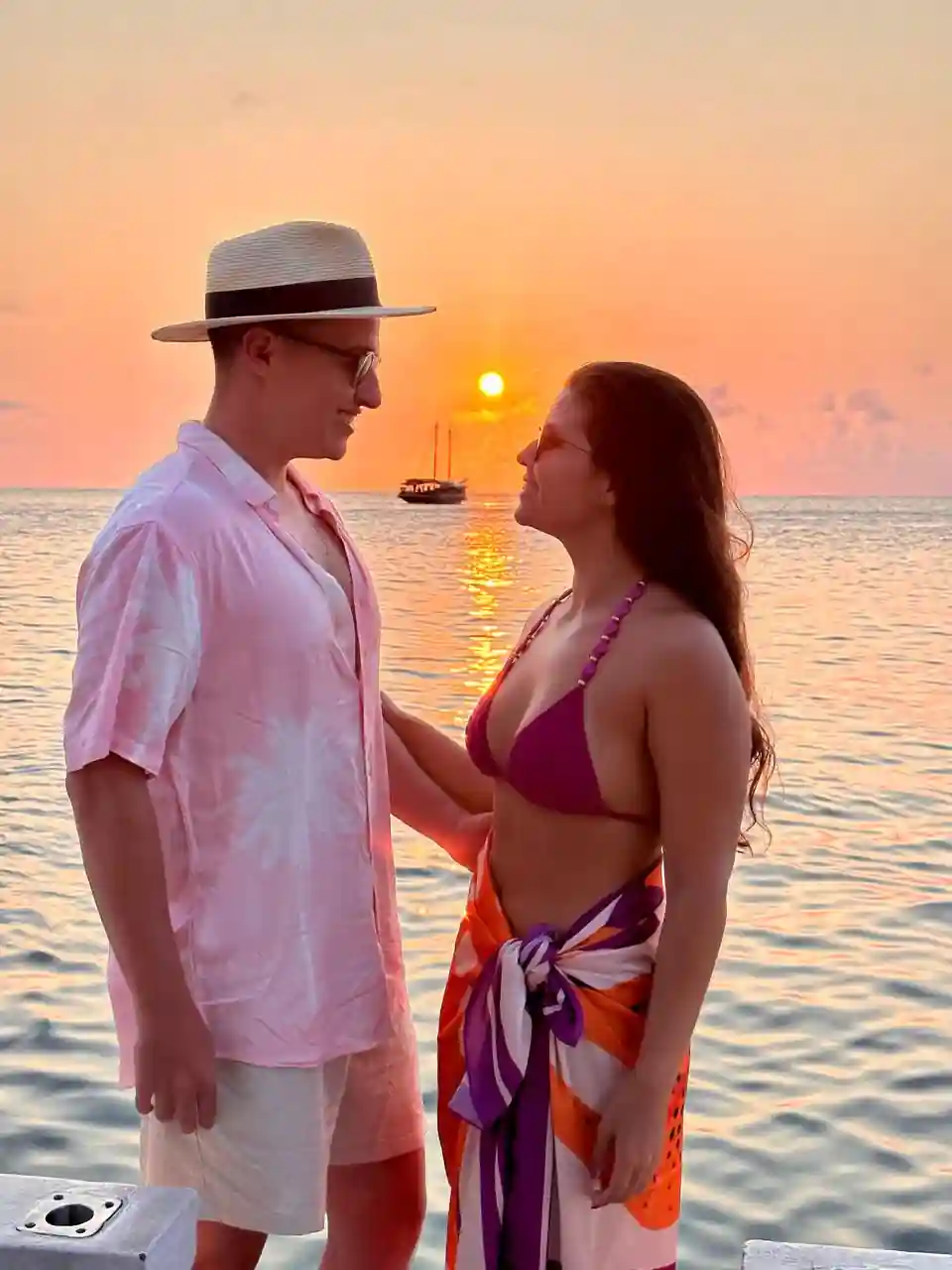 Casal no pôr do sol durante o passeio Entardecer VIP em Fernando de Noronha