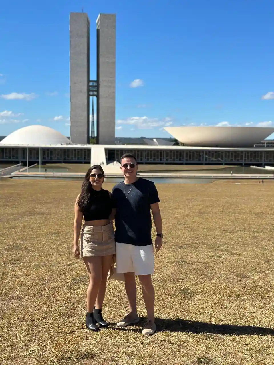Millena e Matheus, do blog Mileve Travel, em frente ao Congresso Nacional durante roteiro de 3 dias em Brasília