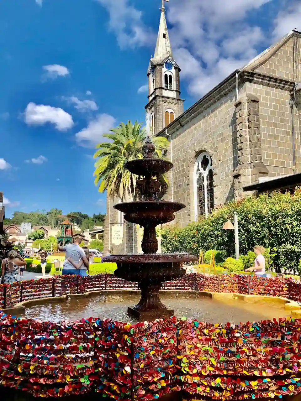 Fonte do Amor Eterno com cadeados coloridos e Igreja Matriz São Pedro ao fundo em Gramado