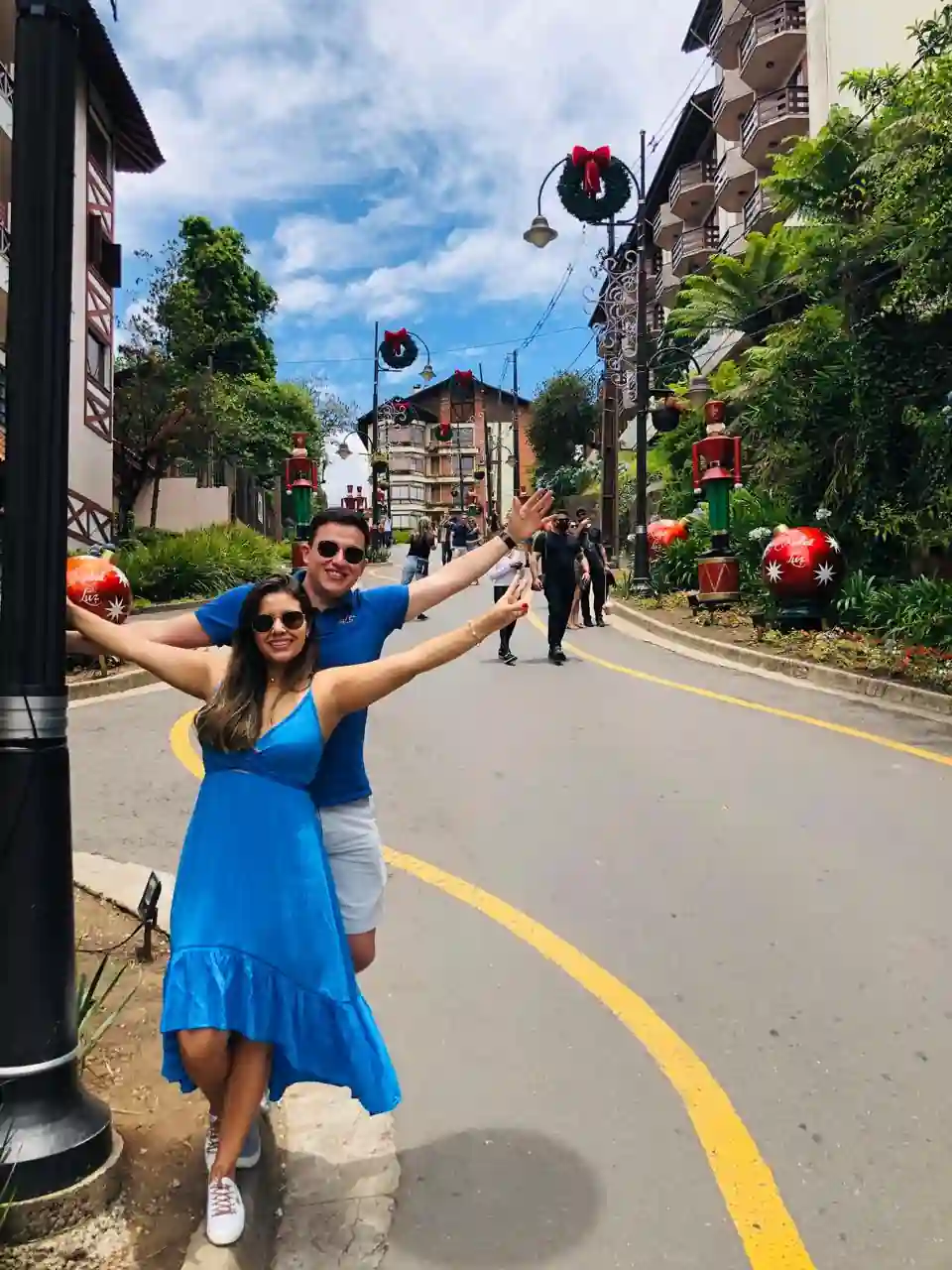 Casal posando na Rua Torta decorada para o Natal Luz, passeio gratuito em Gramado