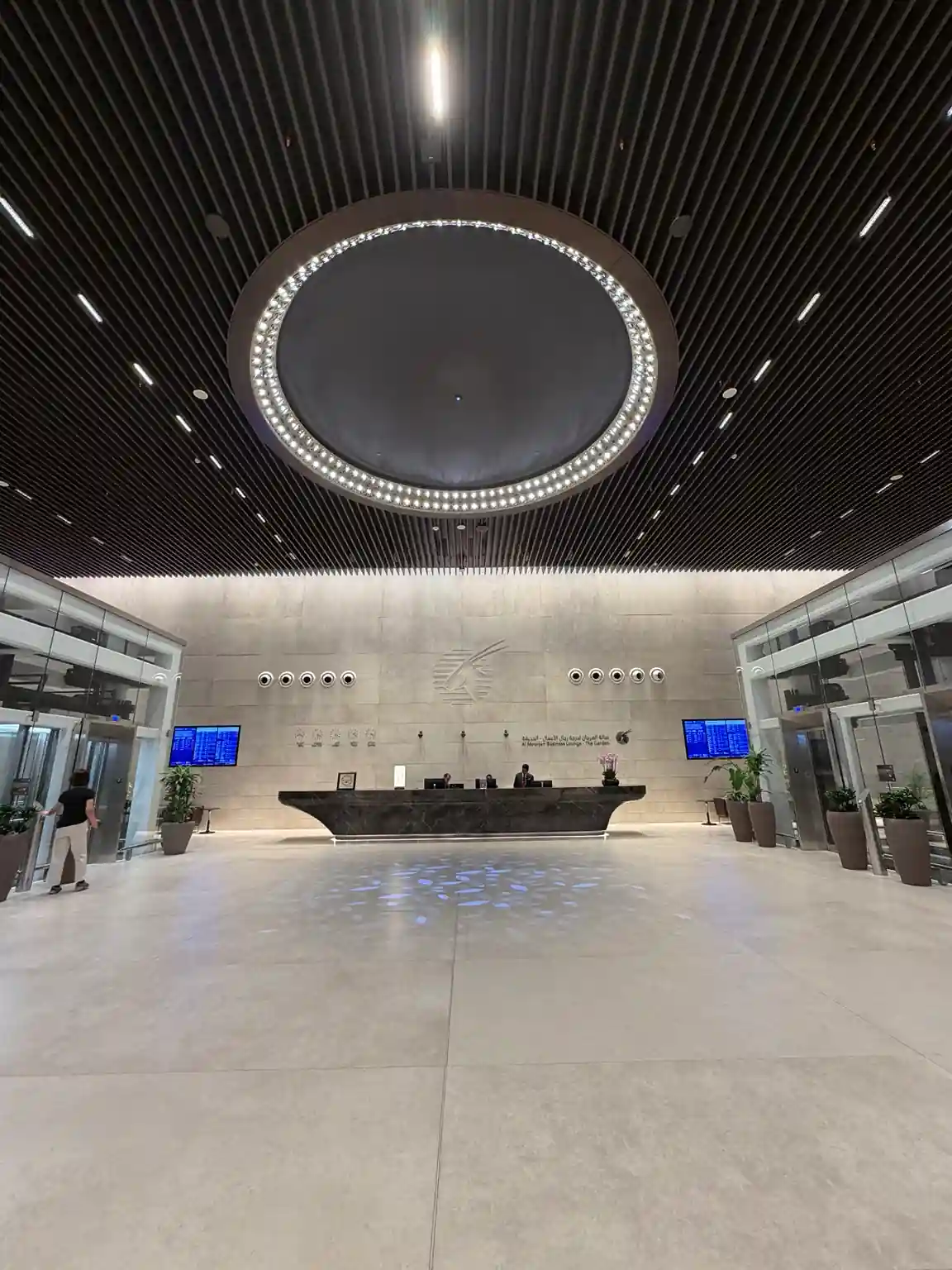 Recepção da Al Mourjan Business Lounge The Garden no Aeroporto Internacional Hamad de Doha