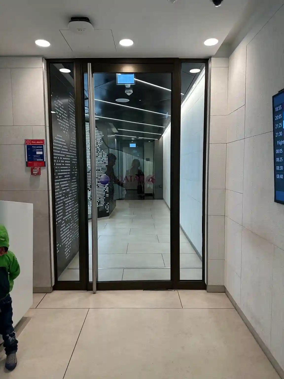 Entrada da Qatar Airways Frequent Flyer Lounge no Terminal 4 do Aeroporto de Heathrow, Londres