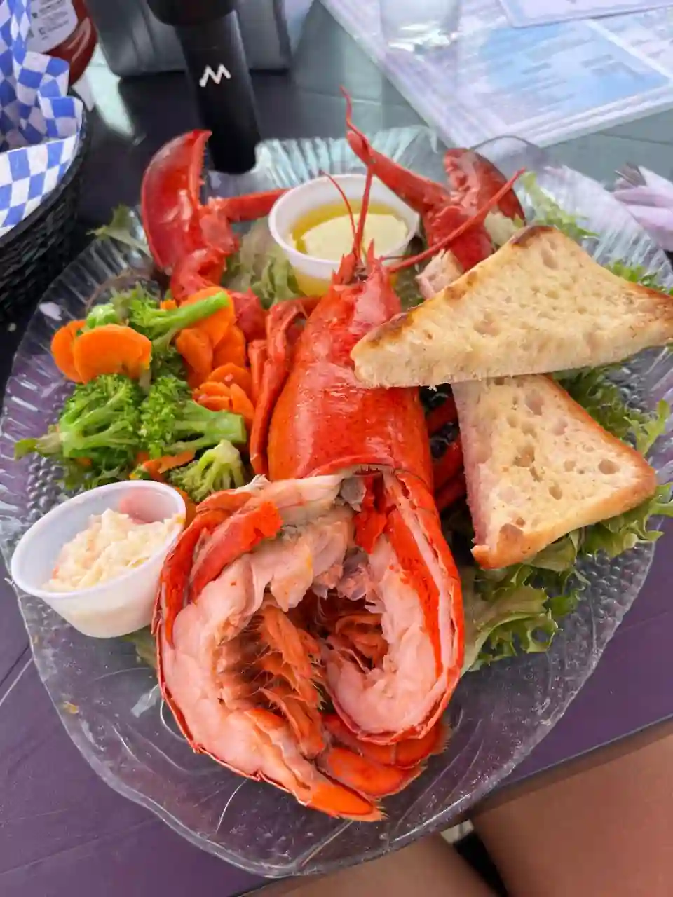 Prato de lagosta inteira servida no Sandbar Restaurant em Shediac, New Brunswick