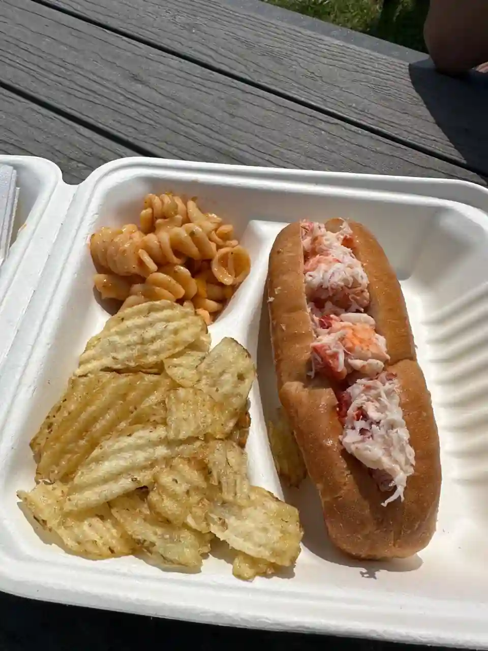 Lobster Roll com chips e macarrão servido na The Big Lobster Hut em Shediac, Canadá