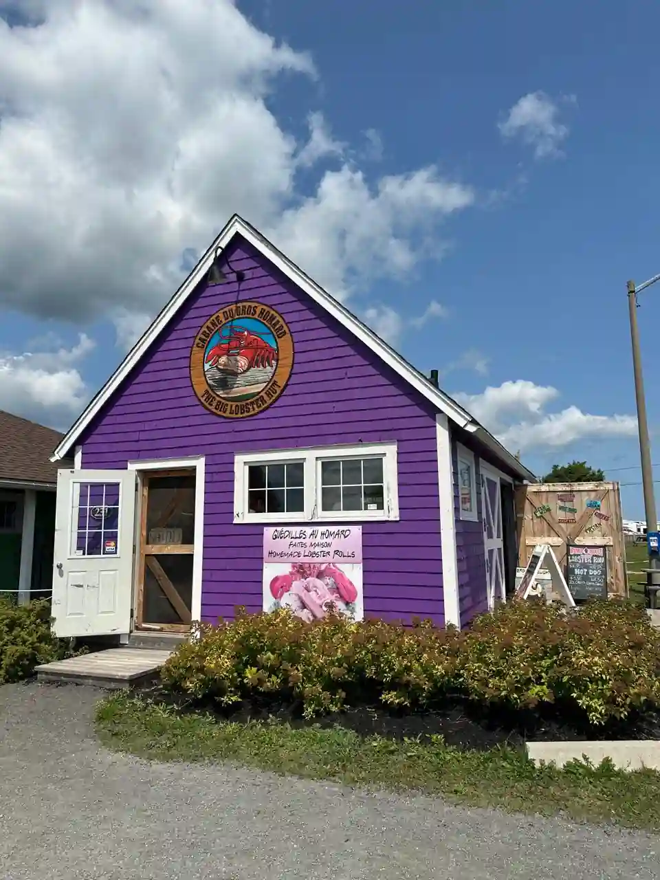 Fachada roxa da Cabane du Gros Homard (The Big Lobster Hut) em Shediac, Canadá