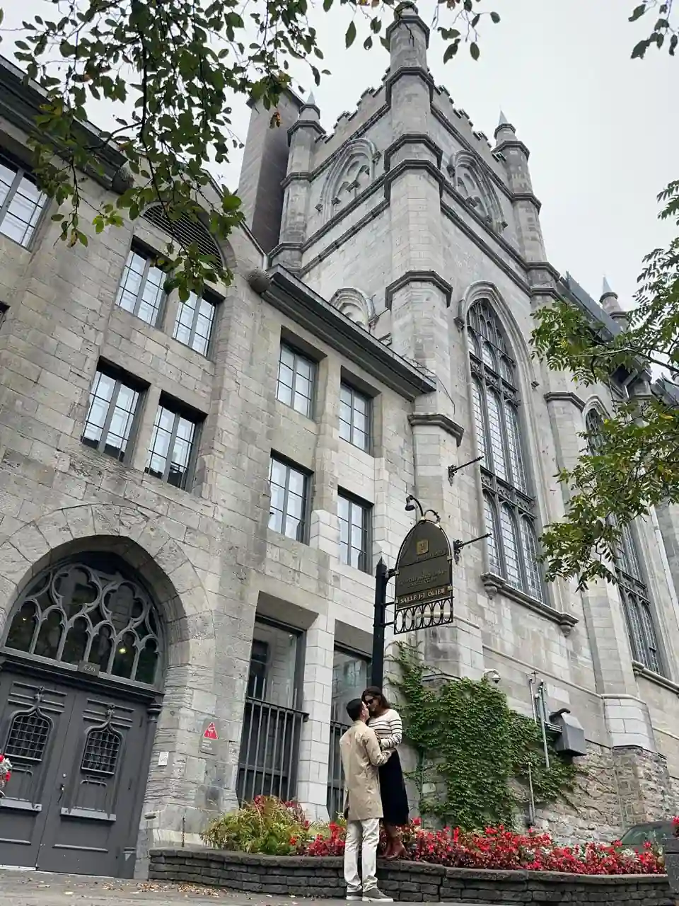 Casal em frente ao complexo da Basílica Notre-Dame de Montréal, no Vieux-Montréal